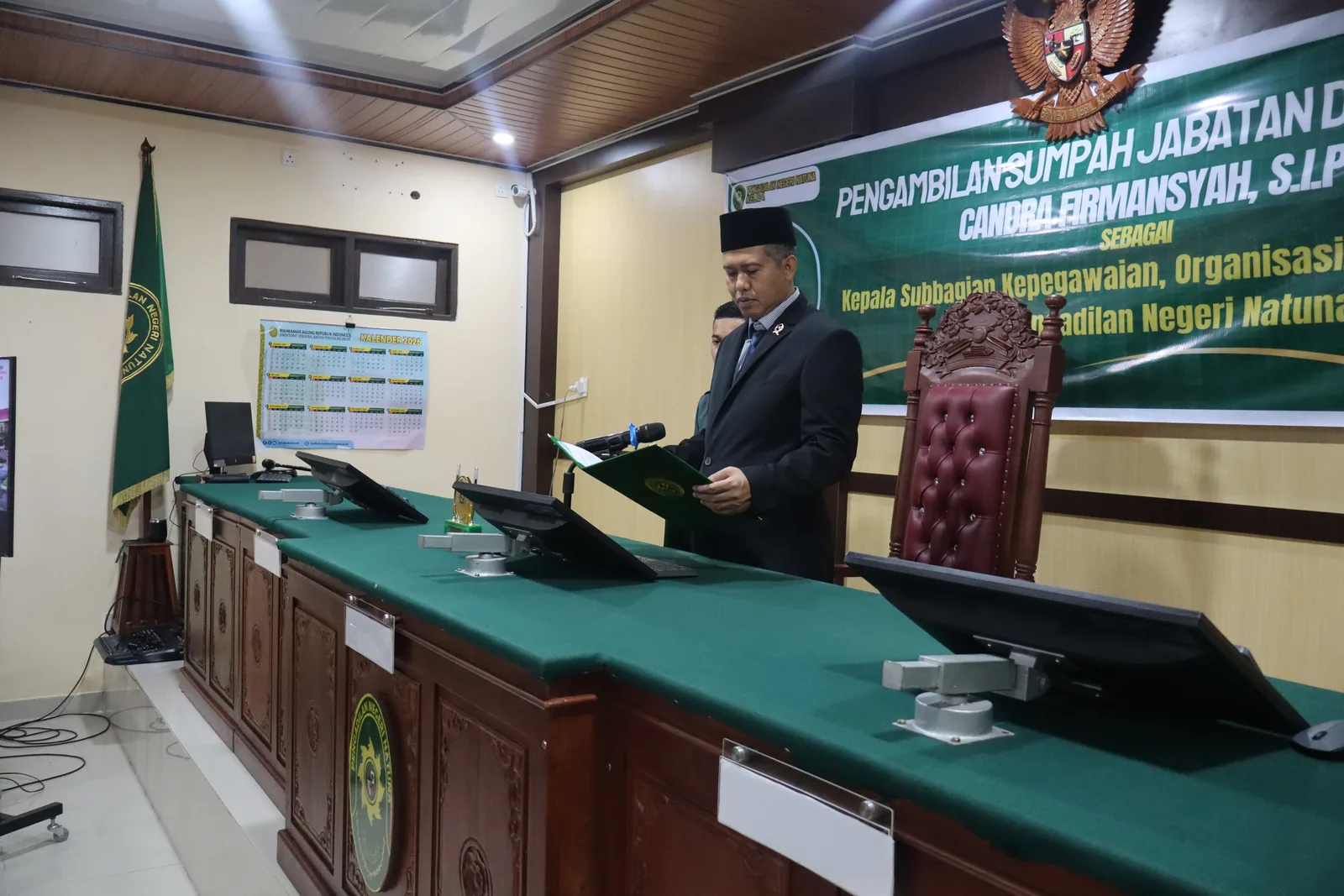 Penandatanganan berita acara sumpah jabatan disaksikan Wakil Ketua Pengadilan Negeri Natuna