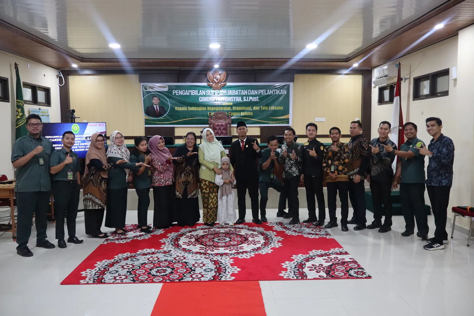 Jajaran Pengadilan Negeri Natuna berfoto bersama seusai pelantikan