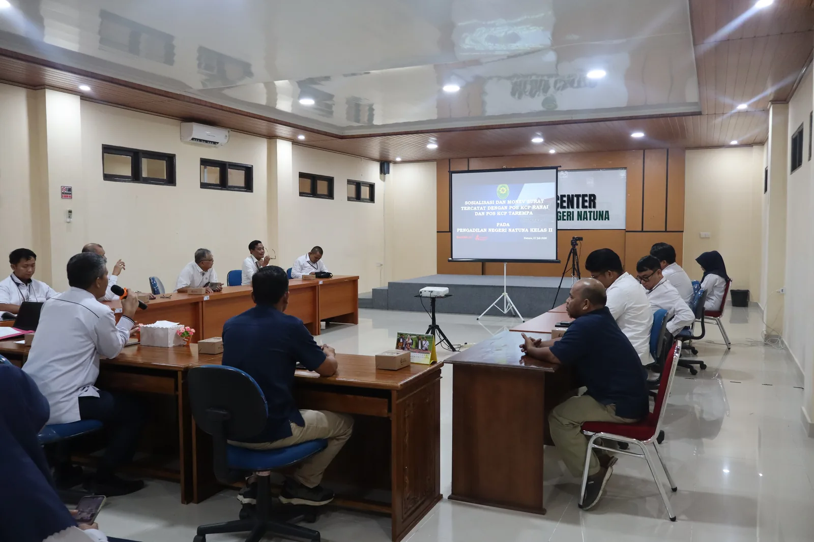 Peserta sosialisasi surat tercatat memenuhi ruang media center Pengadilan Negeri Natuna