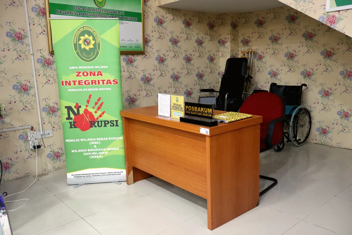 Meja layanan Pos Bantuan Hukum dan fasilitas kursi roda Pengadilan Negeri Natuna
