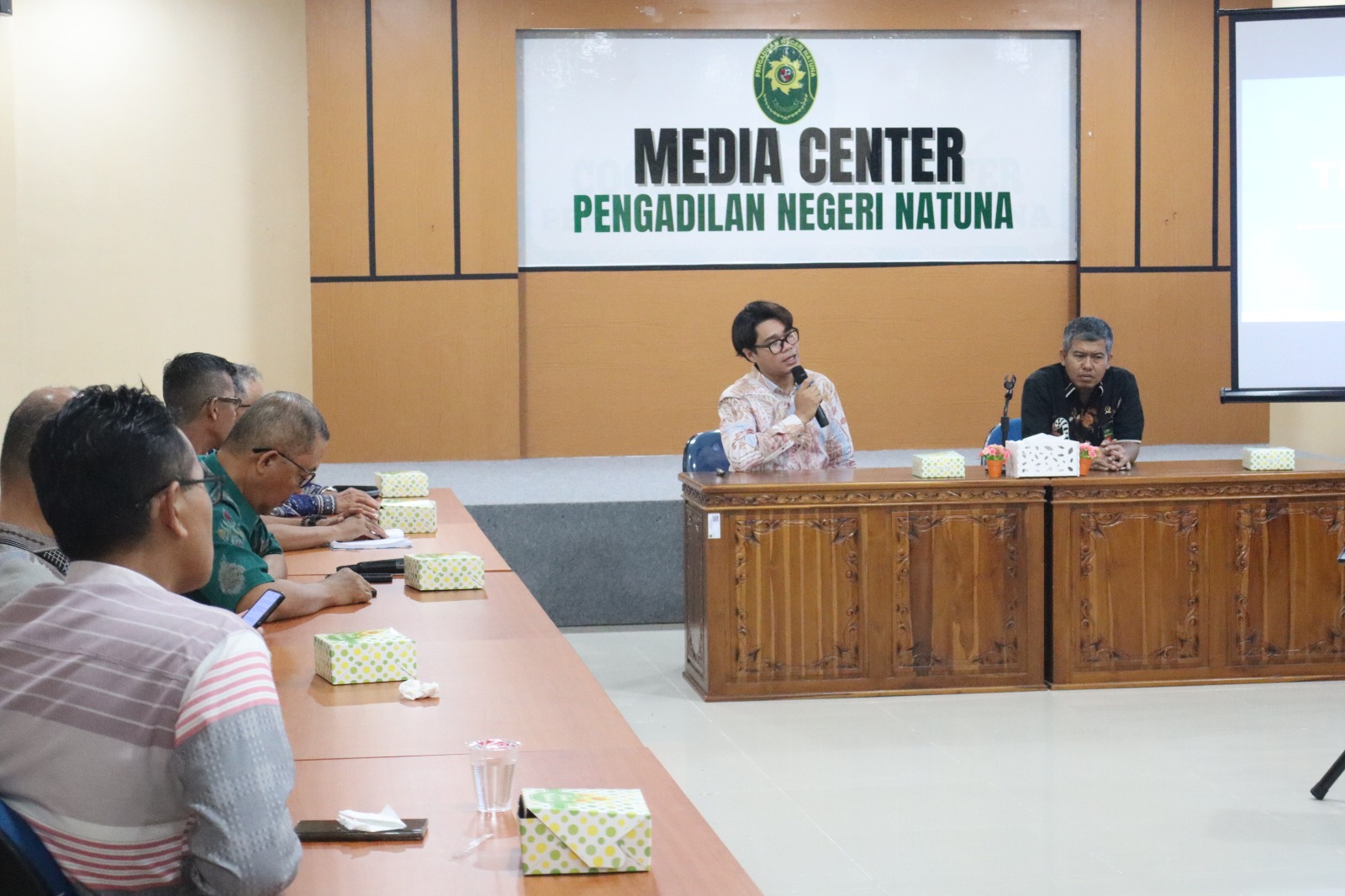 Perwakilan BPJS Kesehatan Unit Ranai memaparkan hak dan kewajiban peserta JKN
